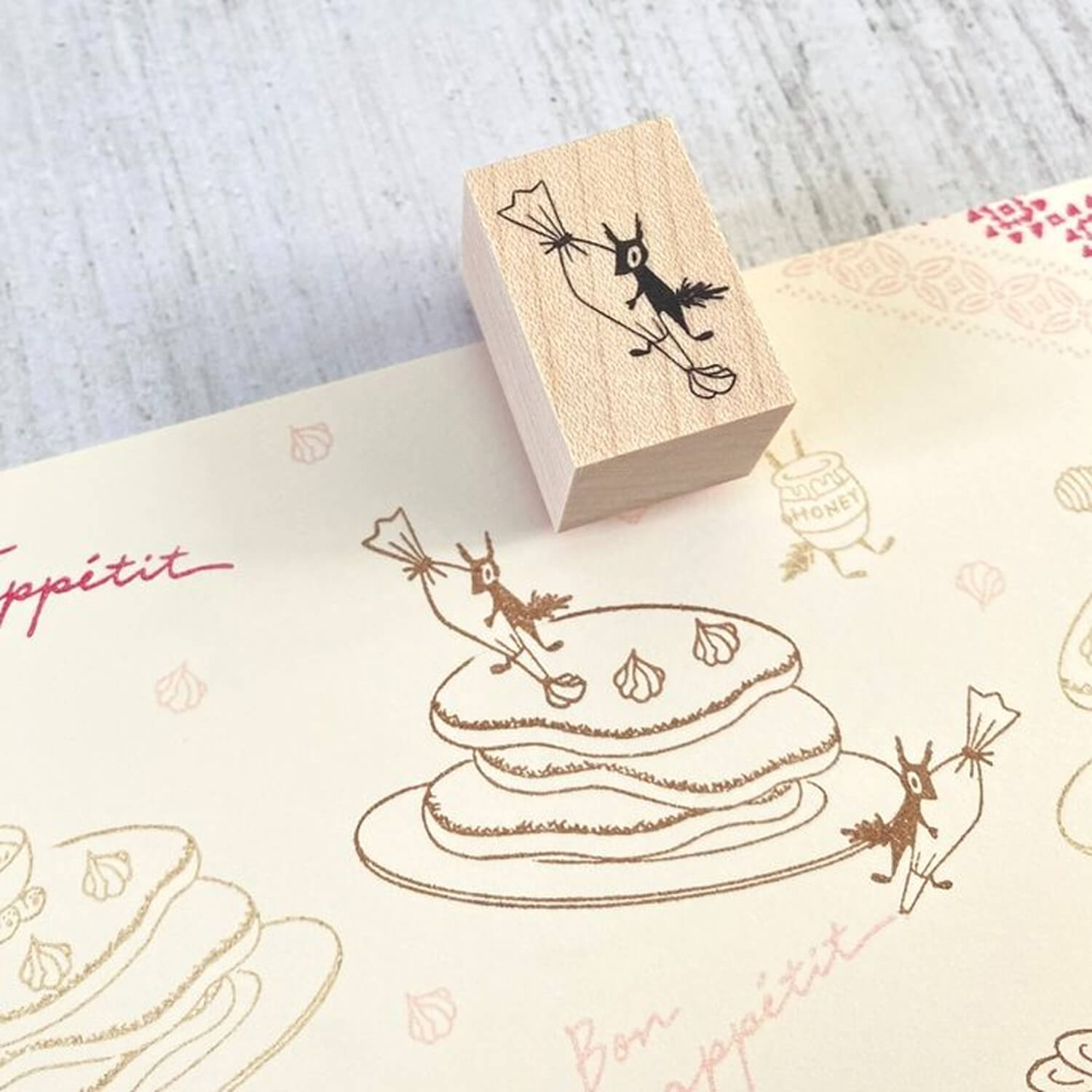 Mori Ringo Rubber Stamp – Whipped Cream Squirrel Left