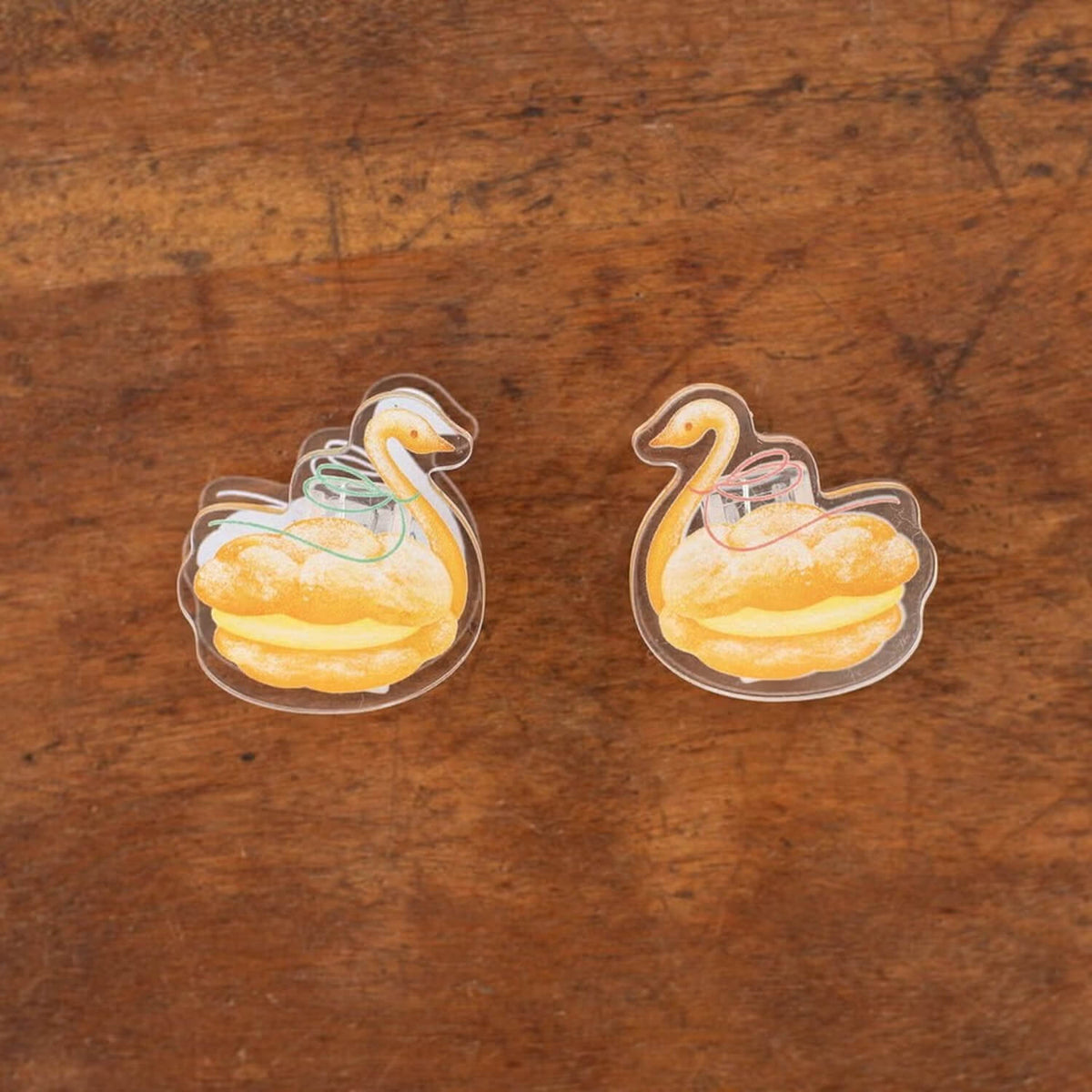 Tegamisha x à la car-do Reversible Acrylic Clip – Swan Choux