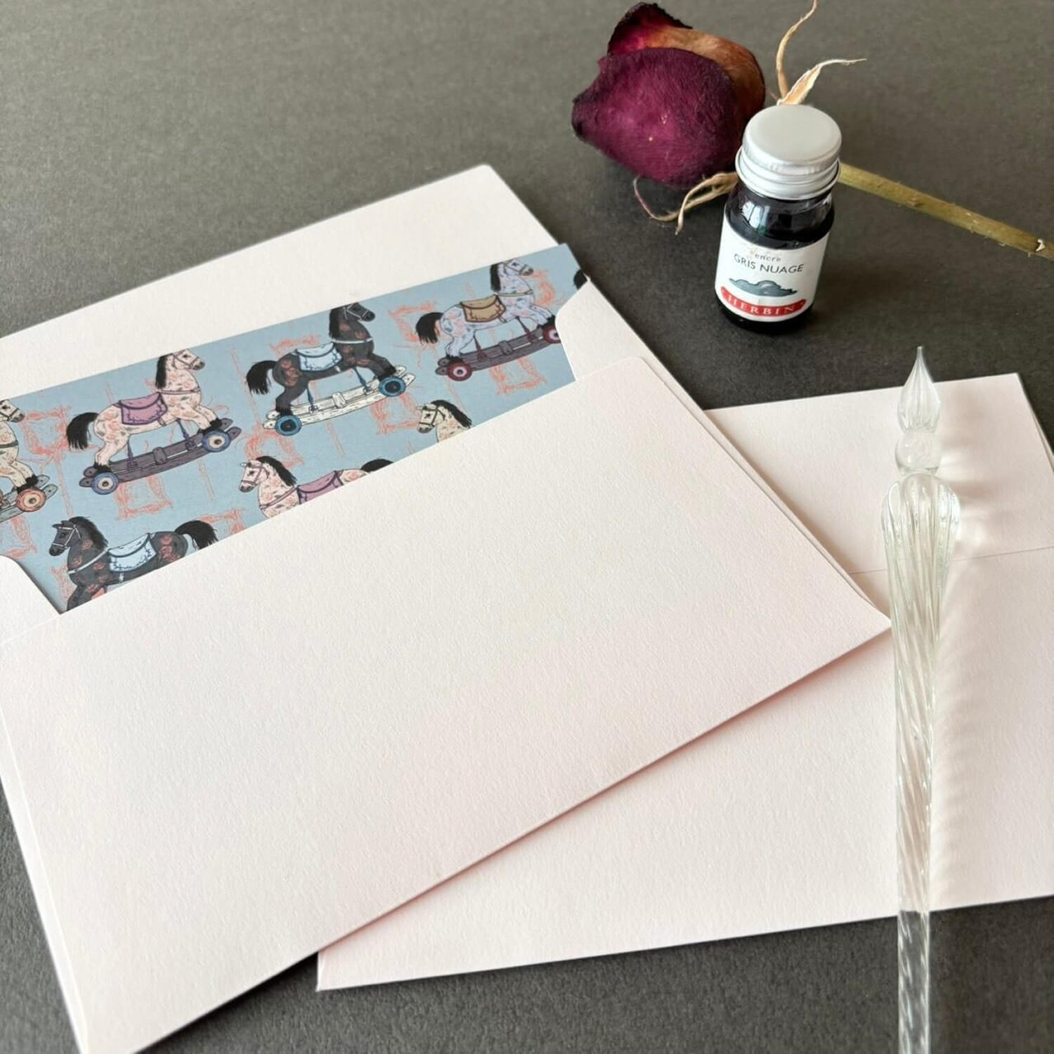 nemunoki paper item Letter Set – Rose-Patterned Antique Rocking Horse
